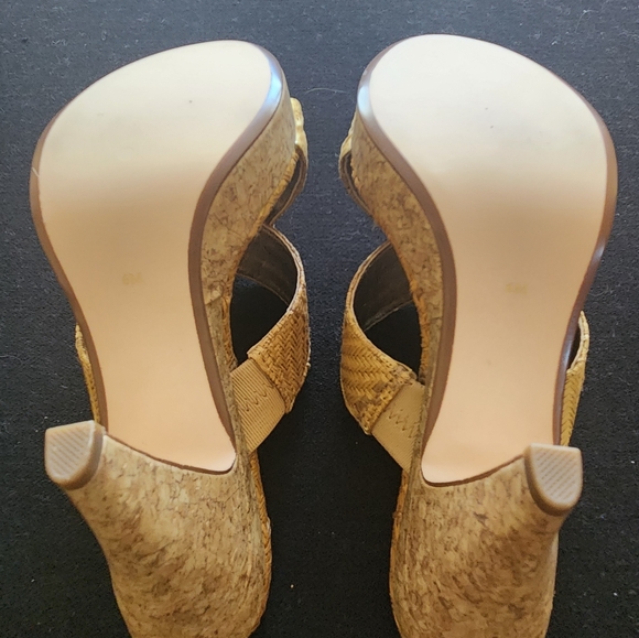 Never worn, cross strap textured cross strap platform sandals, size 6 - Picture 2 of 6